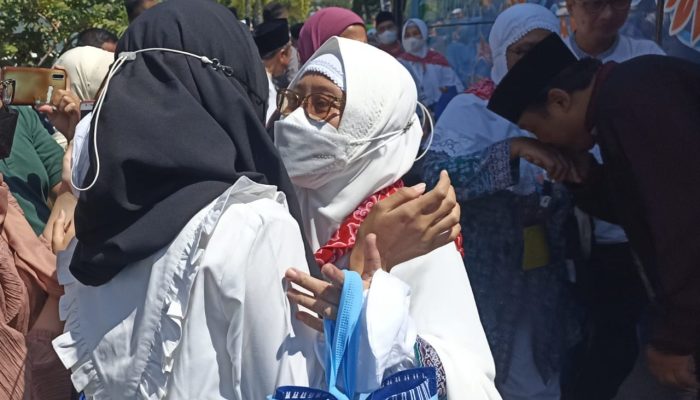 162 Jemaah Haji Kloter 38 Kota Cirebon Berangkat ke Embarkasi Bekasi