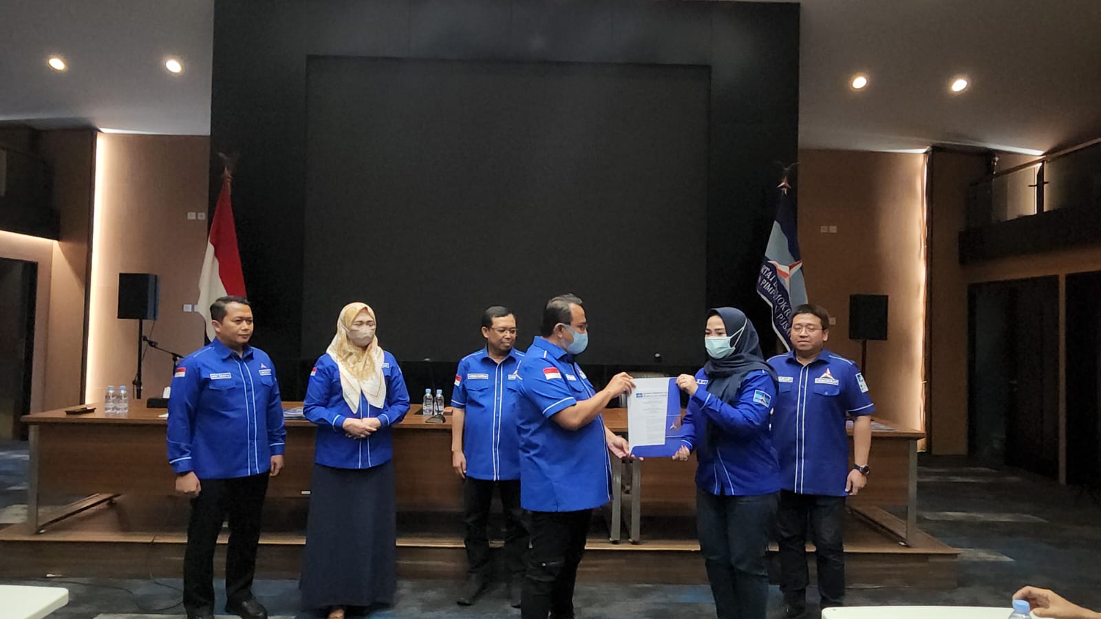 Dian Novitasari menerima SK dari DPP Partai Demokrat di Auditorium Yudhoyono pada 26 Juli 2022 lalu. (Foto; Dok/DPC Demokrat Kota Cirebon)