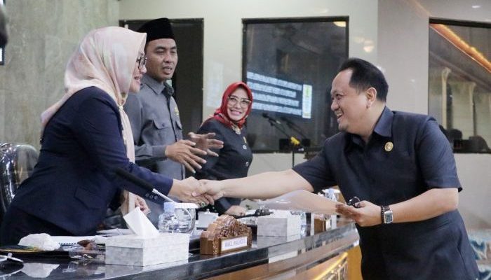 Seluruh Fraksi DPRD Sampaikan Pemandangan Umum atas Raperda PP APBD Tahun 2022