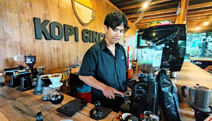 Menyulap Kebun Mangga Jadi Kedai Kopi Gincu