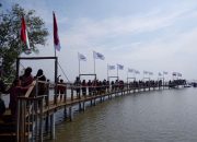 Wisata Bahari Kejawanan, Destinasi Pantai Favorit Keluarga di Cirebon