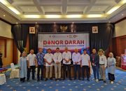 Kepala KPw BI Cirebon bersama Pj Walikota Cirebon foto bersama di ruang utama donor darah.