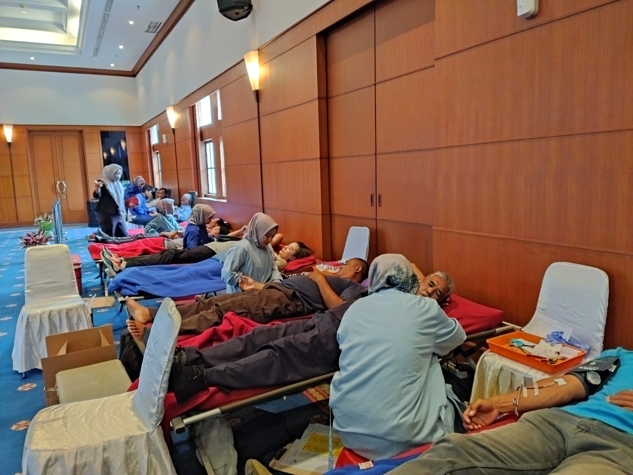 Suasana donor darah di KPw Bank Indonesia Cirebon.