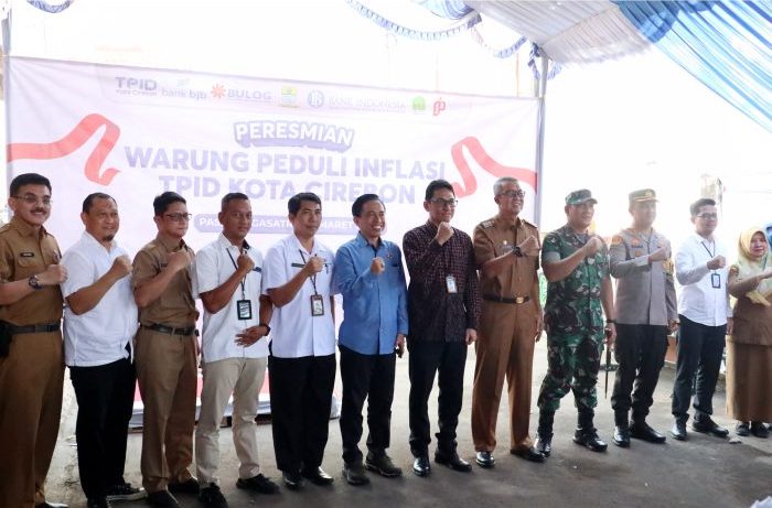 Foto bersama usai persemian Waduli di Pasar Induk Jagasatru Kota Cirebon.