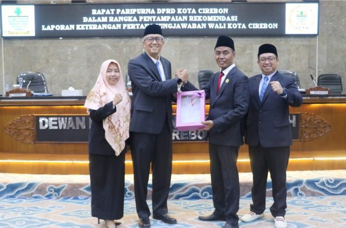 DPRD memberi rekomendasi dan terima LKPj Pemkot Cirebon.