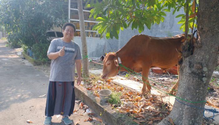 Berbagi Kebaikan, Demokrat Salurkan Daging Kurban untuk Warga