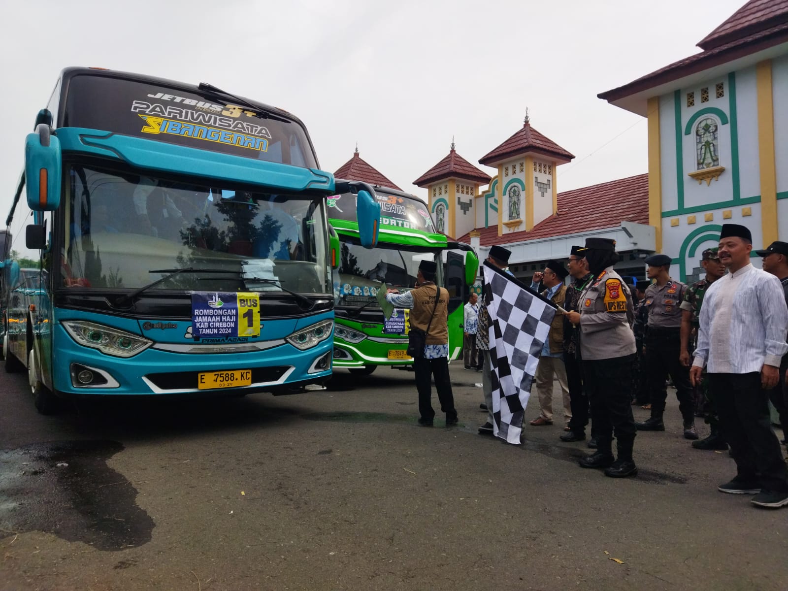 Kapolresta Cirebon Kombespol Sumarni turut melepas keberangkatan calon jemaah haji kloter 22.