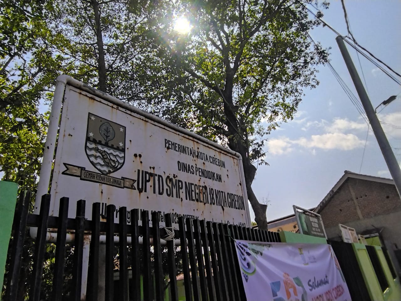 Papan nama SMPN 18 Kota Cirebon.