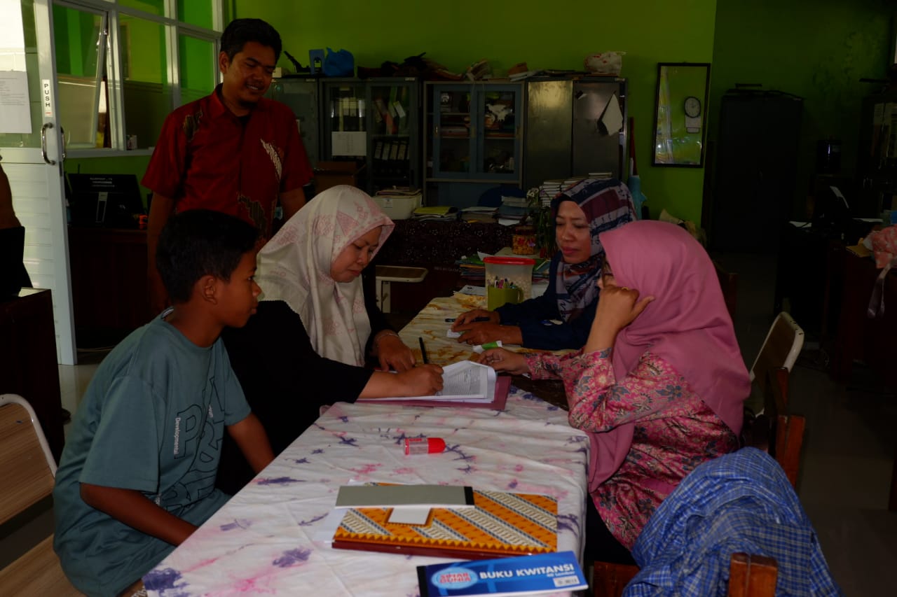 Seorang siswa melakukan pendaftaran ulang di SMPN 18 Kota Cirebon.