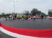 Bentangan Bendera Merah Putih Warnai Aksi Kawal Putusan MK di Cirebon