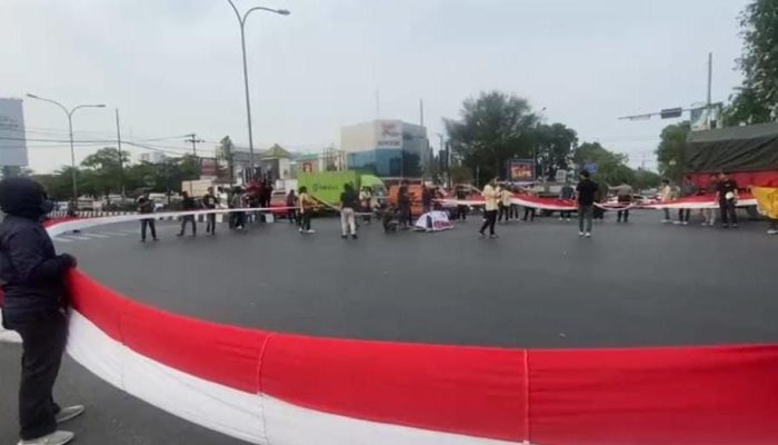 Bentangan Bendera Merah Putih Warnai Aksi Kawal Putusan MK di Cirebon