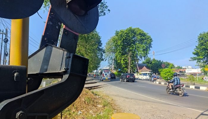 KAI Daop 3 Cirebon Tambah Palang Pintu Perlintasan 4 Sisi di Krucuk