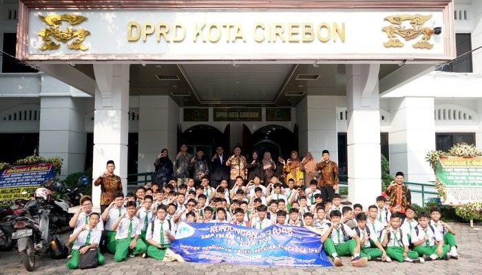 DPRD Kota Cirebon Edukasi Ratusan Siswa SMP tentang Tugas dan Fungsi Dewan