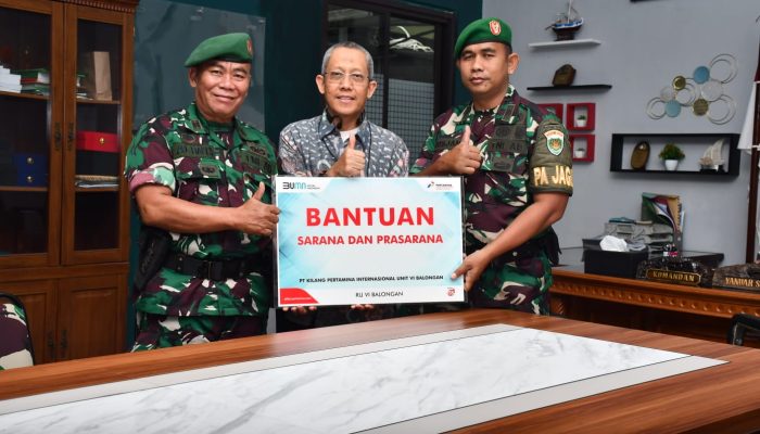 Pertamina RU VI Balongan Salurkan Bantuan Meja Rapat