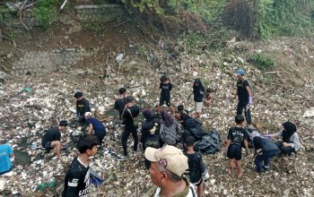 Aksi bersih sungai Cikalong DLH Kota Cirebon bersama Komunitas.