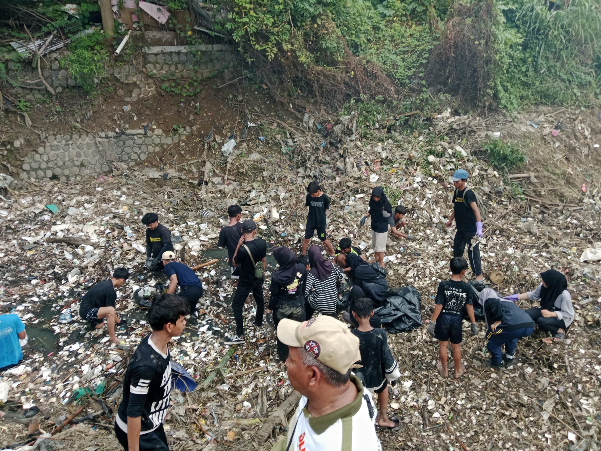 Aksi bersih sungai Cikalong DLH Kota Cirebon bersama Komunitas.