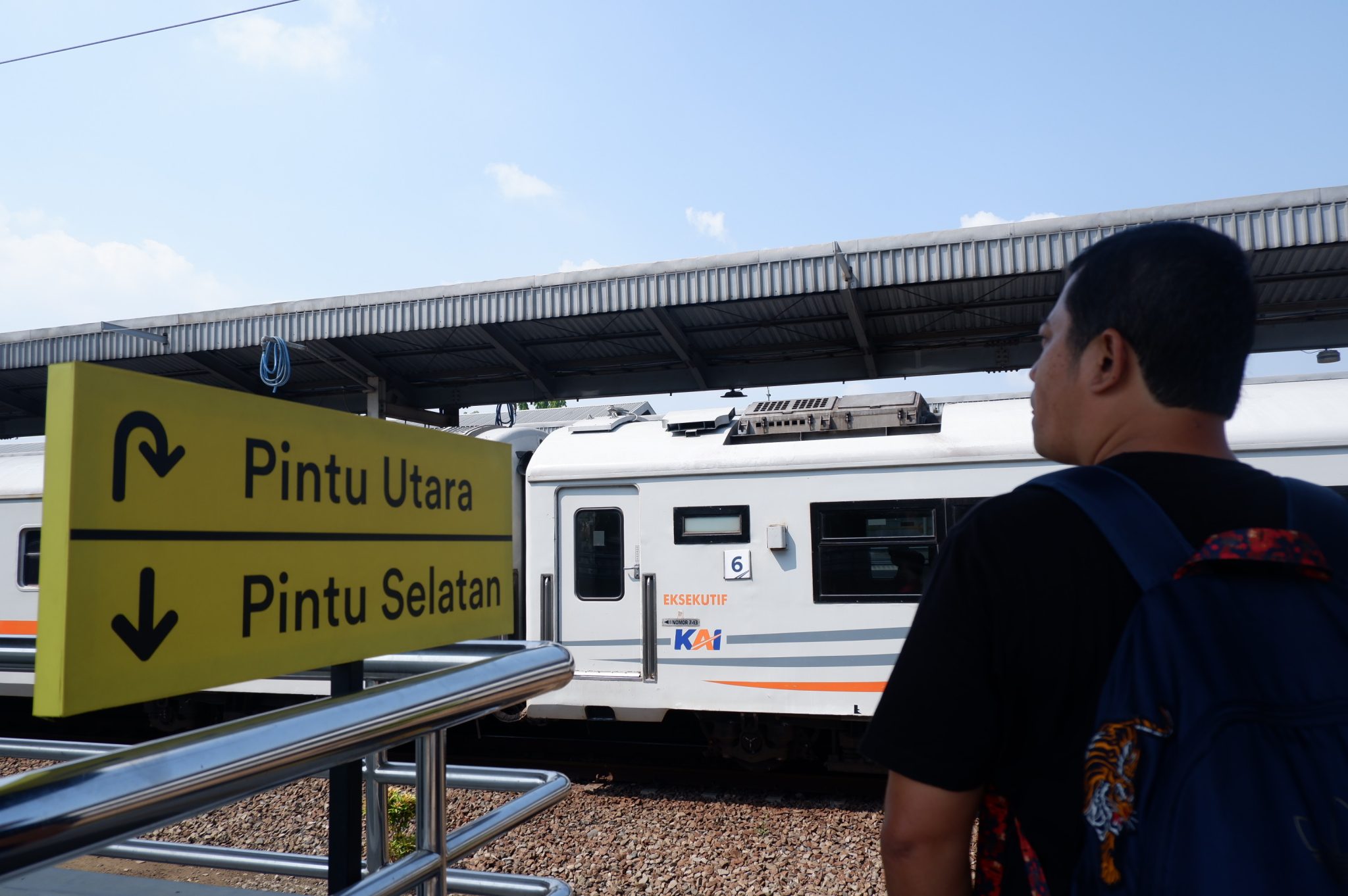 Penumpang menunggu keberangkatan kereta di Daop 3 Cirebon.