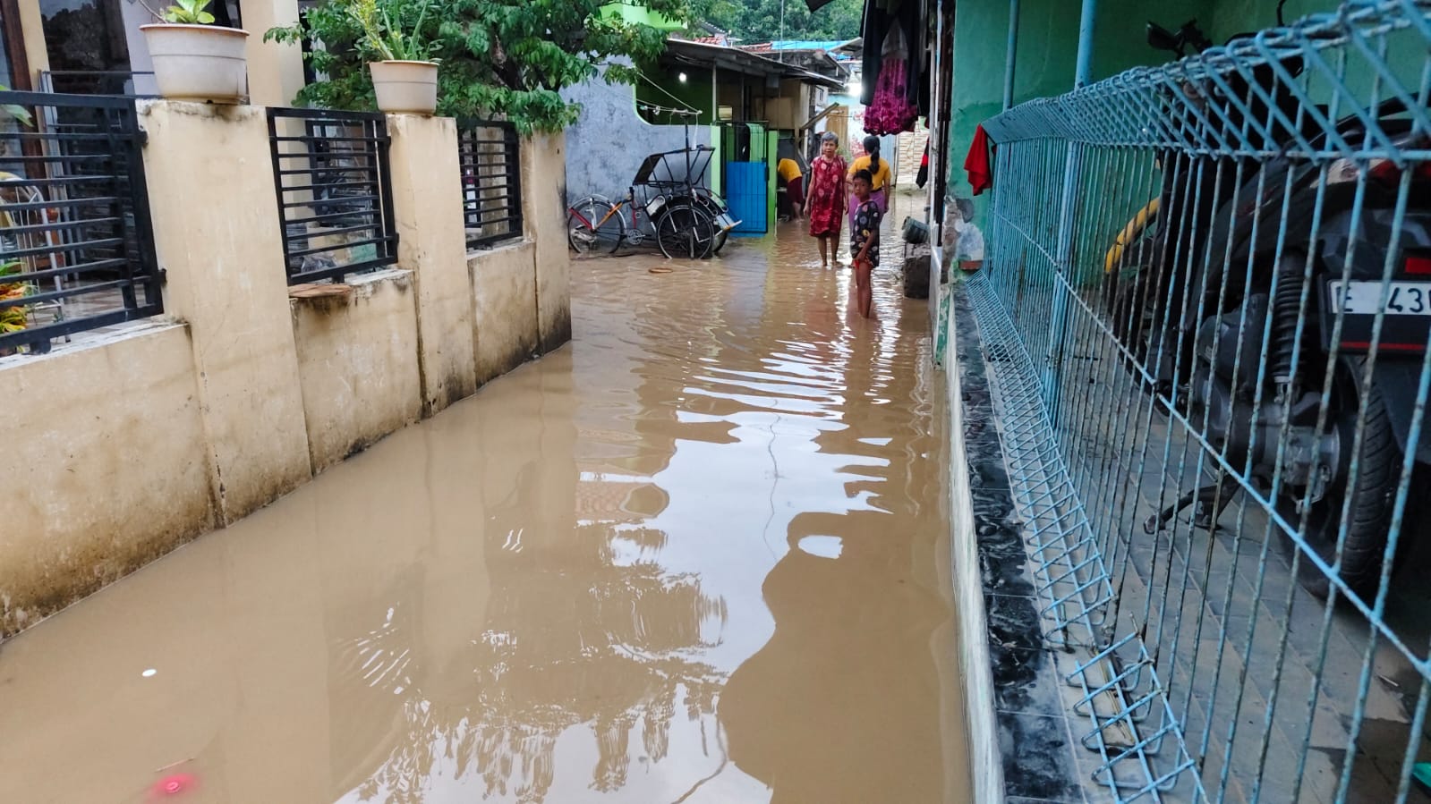 Suasana banjir yang melanda Kota Cirebon.