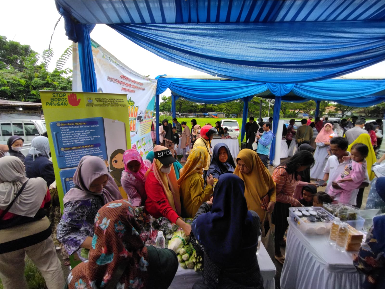 Warga serbu pasar murah du lapangan Kebon Pelok, Kamis (30/1/2025)