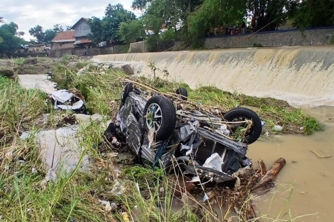 Mobil warga yang terseret arus banjir di Cirebon.