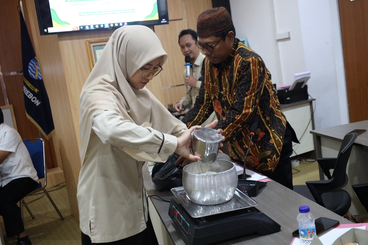 Baznas Kota Cirebon mengukur besaran zakat fitrah.