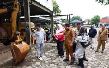 Komisi II meninjau alat berat di DPUTR untuk penanganan banjir.