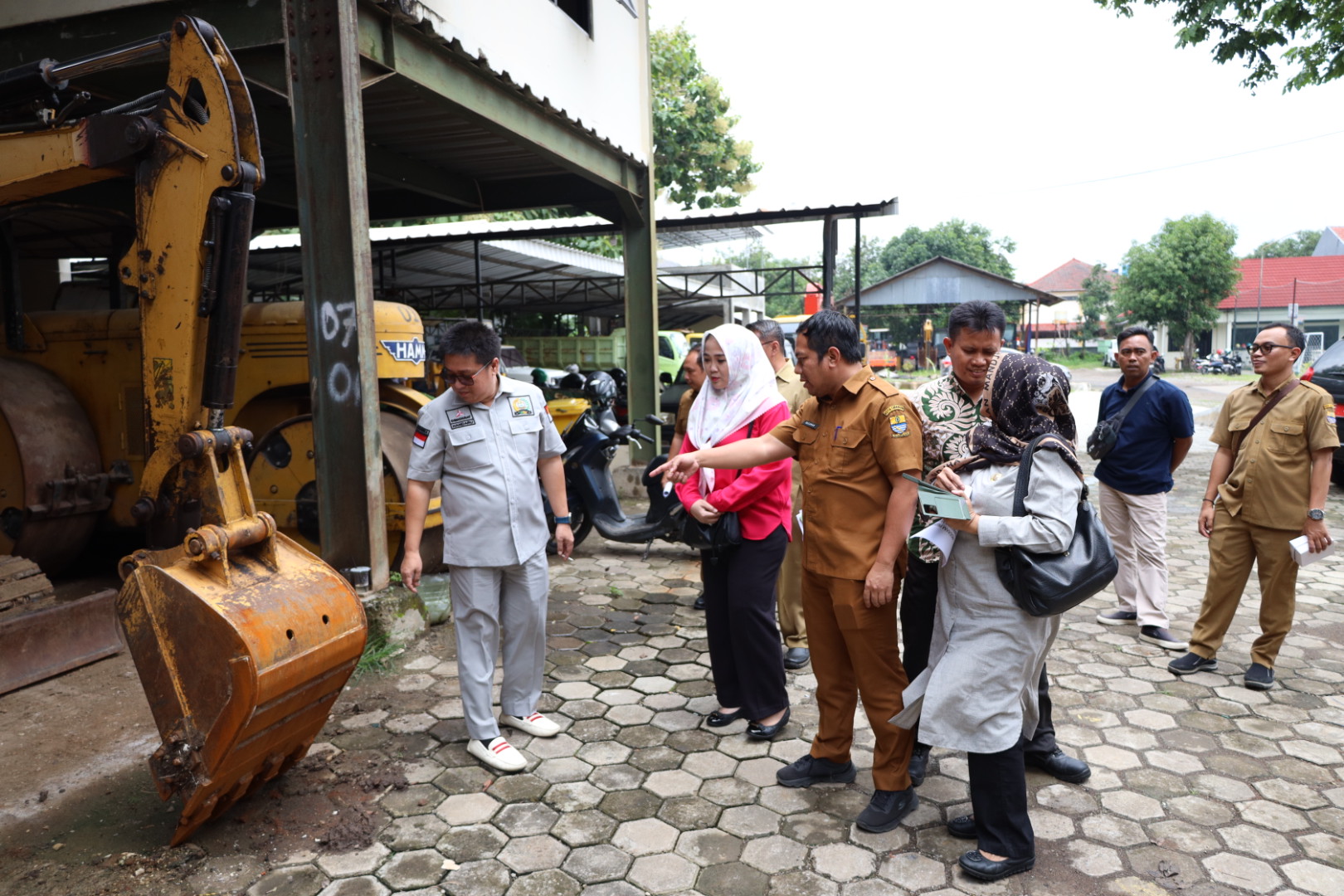 Komisi II meninjau alat berat di DPUTR untuk penanganan banjir.