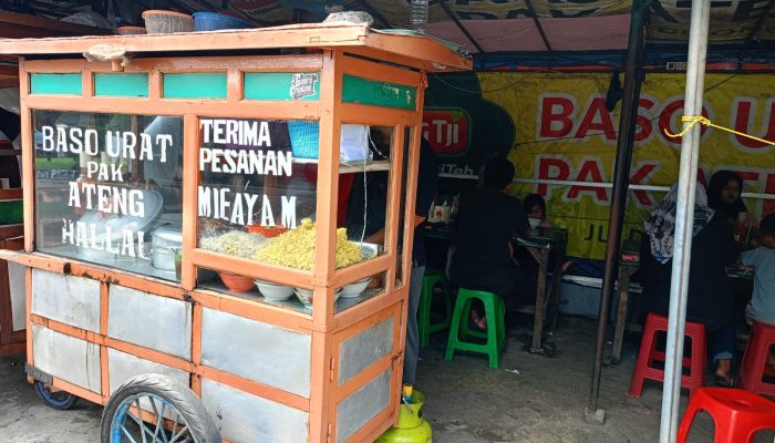 Bakso Urat Pak Ateng, Kuliner Legendaris Ramai Diserbu Saat Akhir Pekan