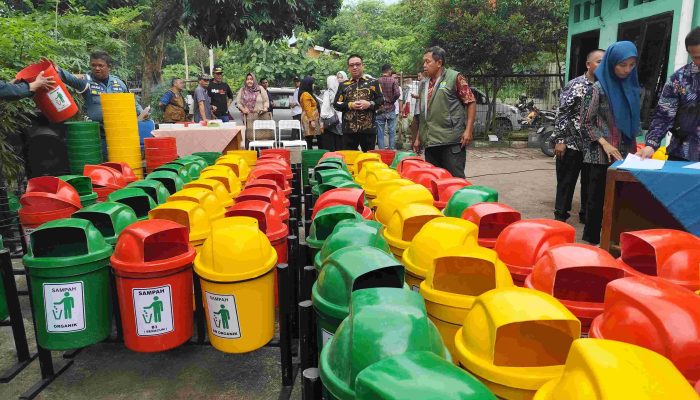 Anggota DPRD Kota Cirebon Salurkan 44 RW Terima 89 Tempat Sampah Terpilah