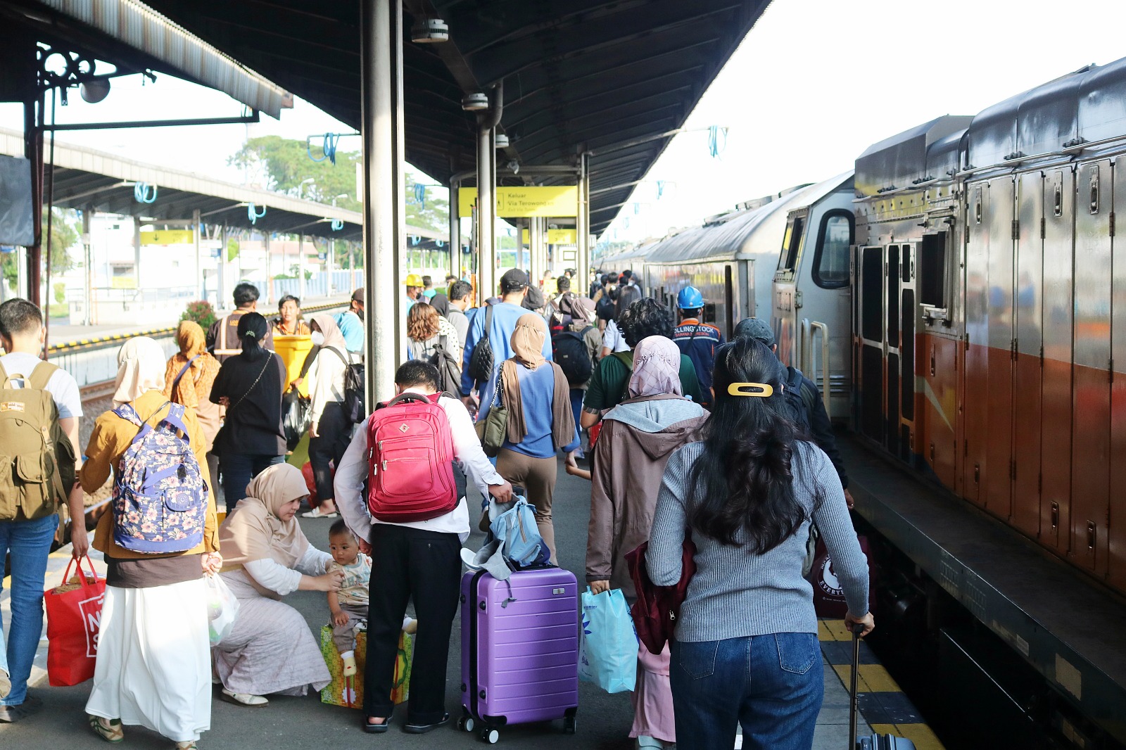 Ilustrasi penumpang kereta api di Daop 3 Cirebon, Stasiun Kejaksan. Tiket kereta lebaran.