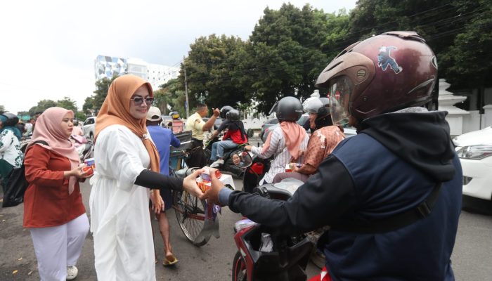 IKIAD Kota Cirebon Bagikan Ratusan Paket Buka Puasa