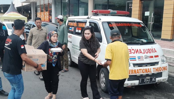 PT HOI Bagikan Paket Buka Puasa untuk Warga Cirebon