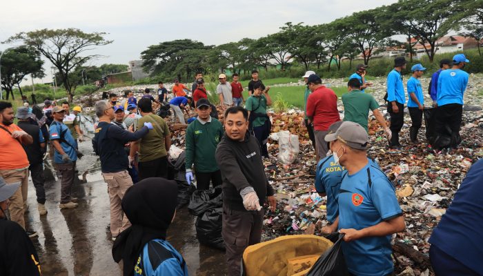 Walikota Pimpin Kerja Bakti Bersih-bersih Sampah di Pesisir