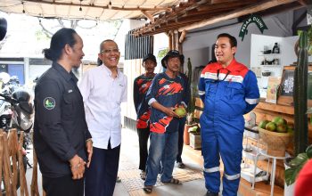 Kilang Balongan berkontribusi memberdayakan 12 orang petani tunakisma yang tergabung dalam Kelompok Wong Tani Ceblok (WTC) hingga berhasil mengolah lahan tidur menjadi kebun mangga produkti