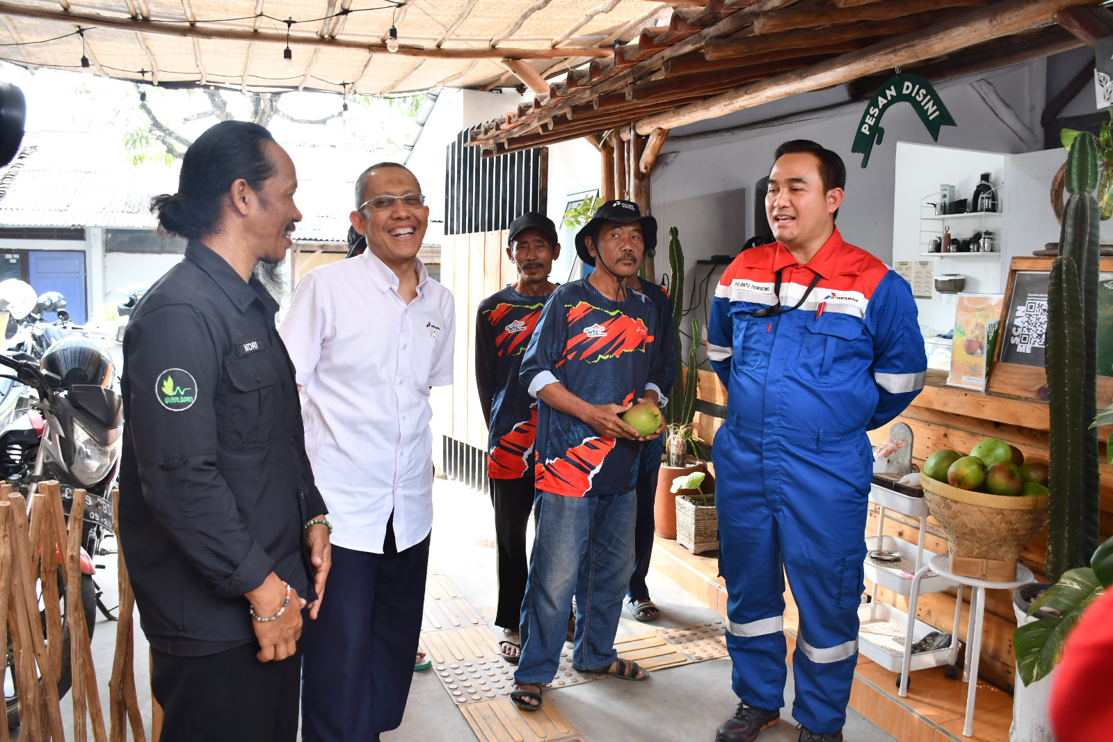 Kilang Balongan berkontribusi memberdayakan 12 orang petani tunakisma yang tergabung dalam Kelompok Wong Tani Ceblok (WTC) hingga berhasil mengolah lahan tidur menjadi kebun mangga produkti