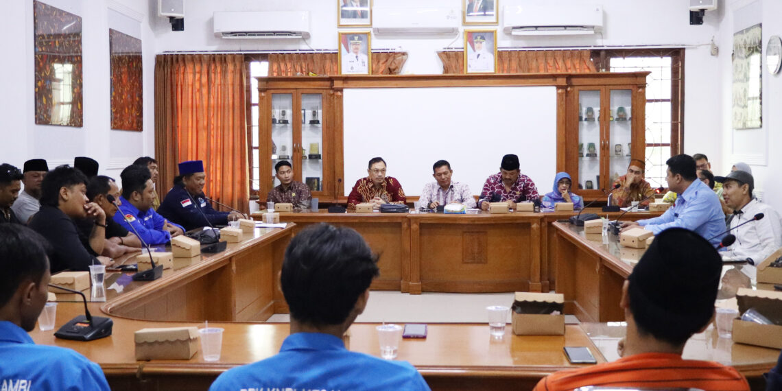 DPRD Kota Cirebon menggelar rapat dengar pendapat bersama Komite Nasional Pemuda Indonesia (KNPI) di ruangan serbaguna, Senin (21/4/2025). Rapat tersebut membahas terkait kebijakan pembangunan kepemudaan di Kota Cirebon.