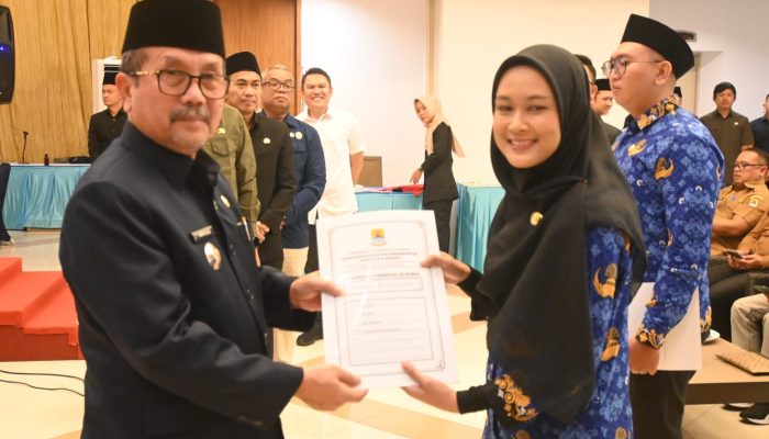 Pemkab Cirebon Serahkan SK CPNS dan Teken Komitmen Manajemen Talenta