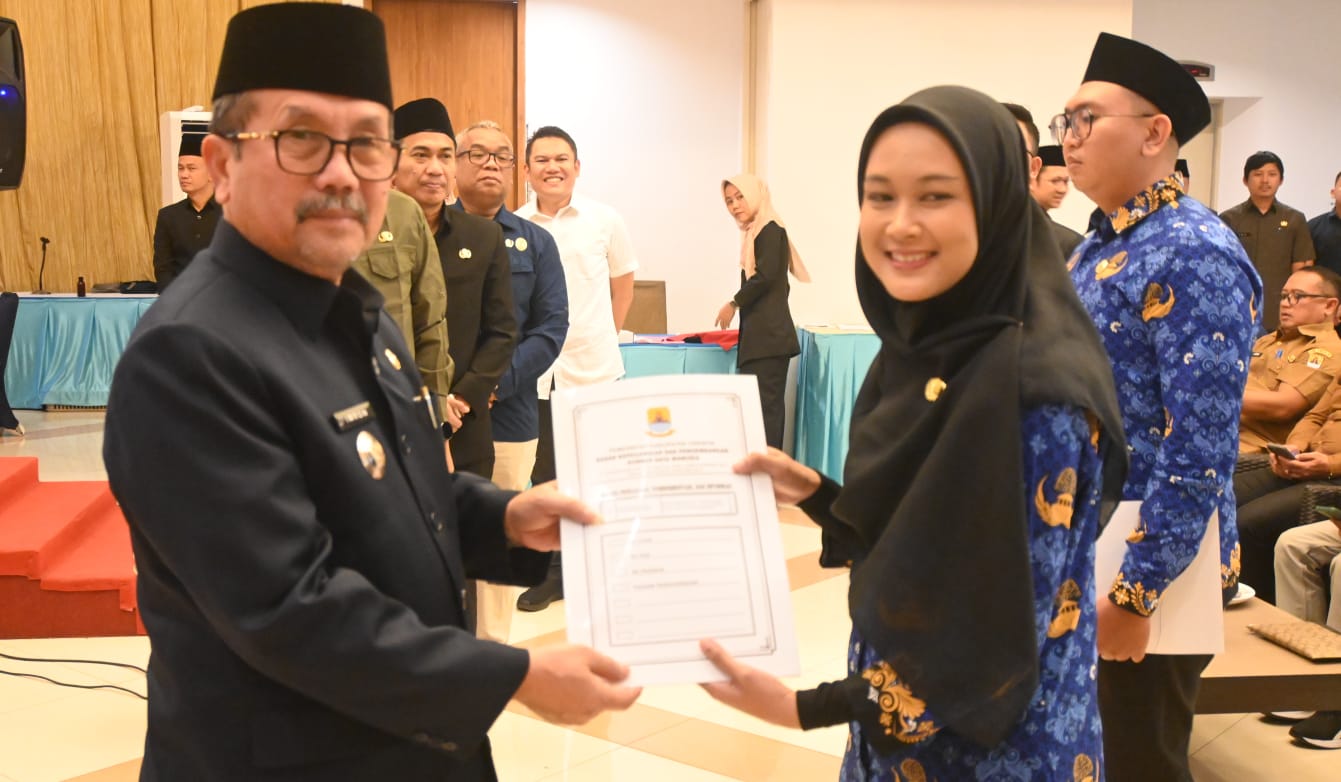 Bupati Cirebon Imron serahkan SK CPNS.
