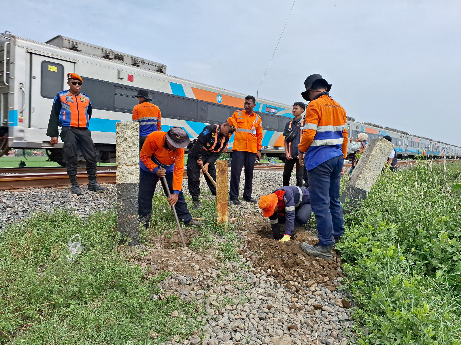 KAI Daop 3 Cirebon tutup pelintasan sebidang liar.