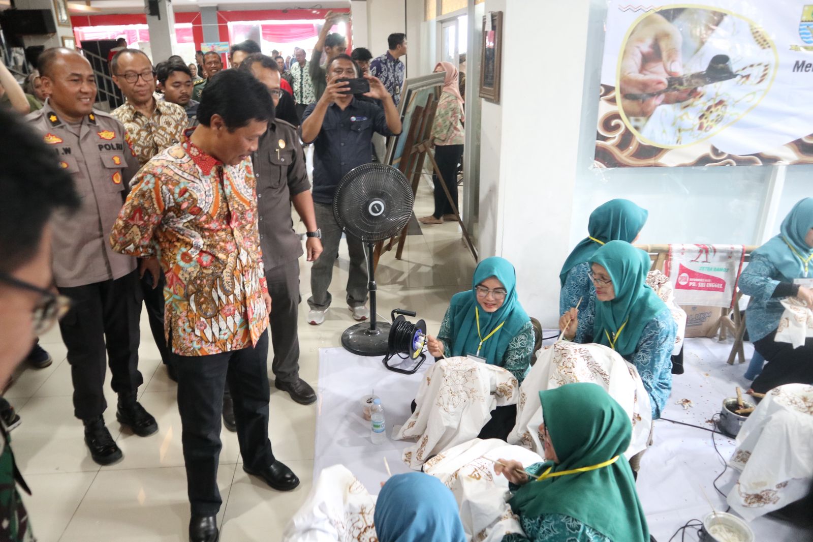Walikota hadiri pembukaan DEKORASI di kantor DKUKMPP Kota Cirebon.