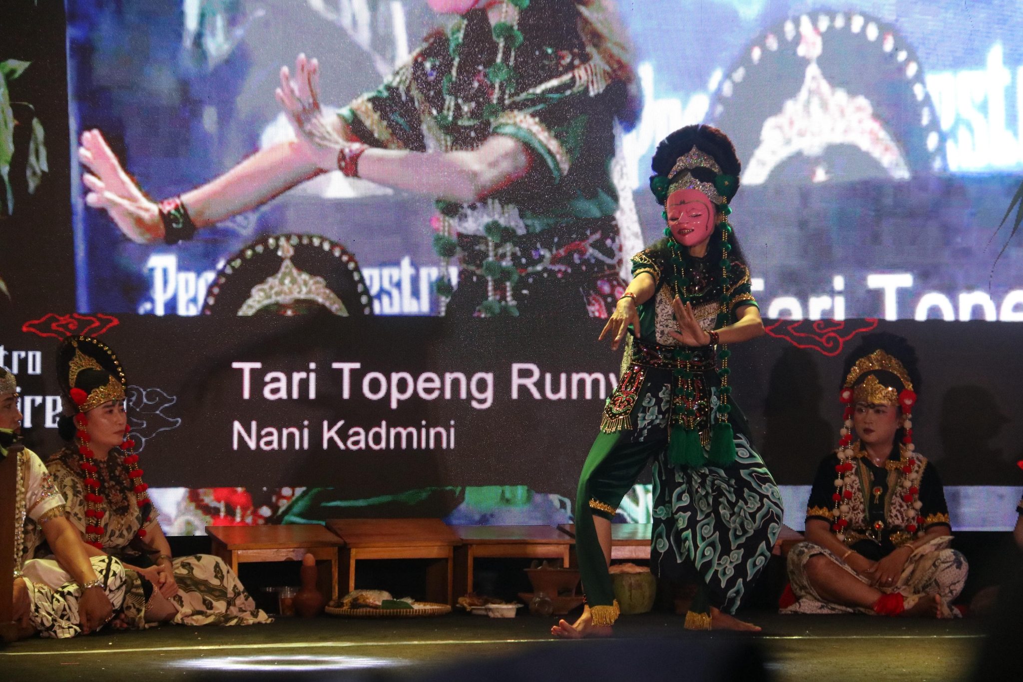 Penampilan salah satu maestro topeng di Festival Topeng Cirebon 2025.