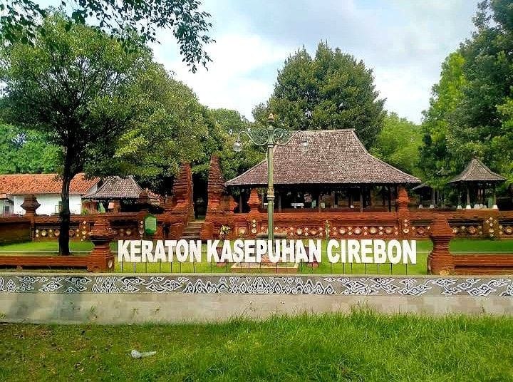 Daftar wisata sejarah di Kota Cirebon, Ada Keraton Kasepuhan.