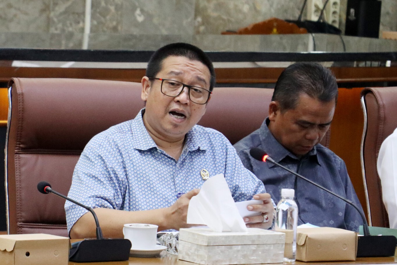 Komisi II DPRD Desak Perumda Air Minum Tirta Giri Nata copot pelaku penggelapan.