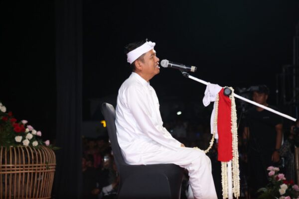 Gubernur Jawa Barat, Dedi Mulyadi, memastikan perbaikan jalan rusak di wilayah Cirebon Timur akan segera dilakukan.