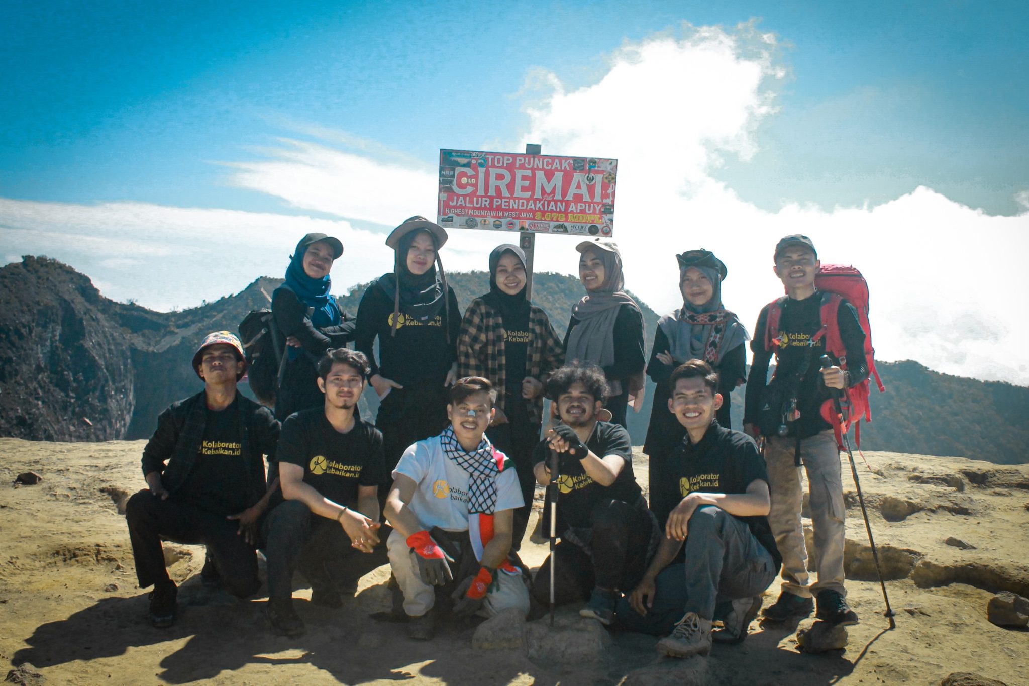 Ilustrasi, Pendaki di puncak Gunung Ciremai.