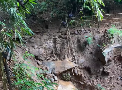 Lembah Cilengkrang terkena longsor