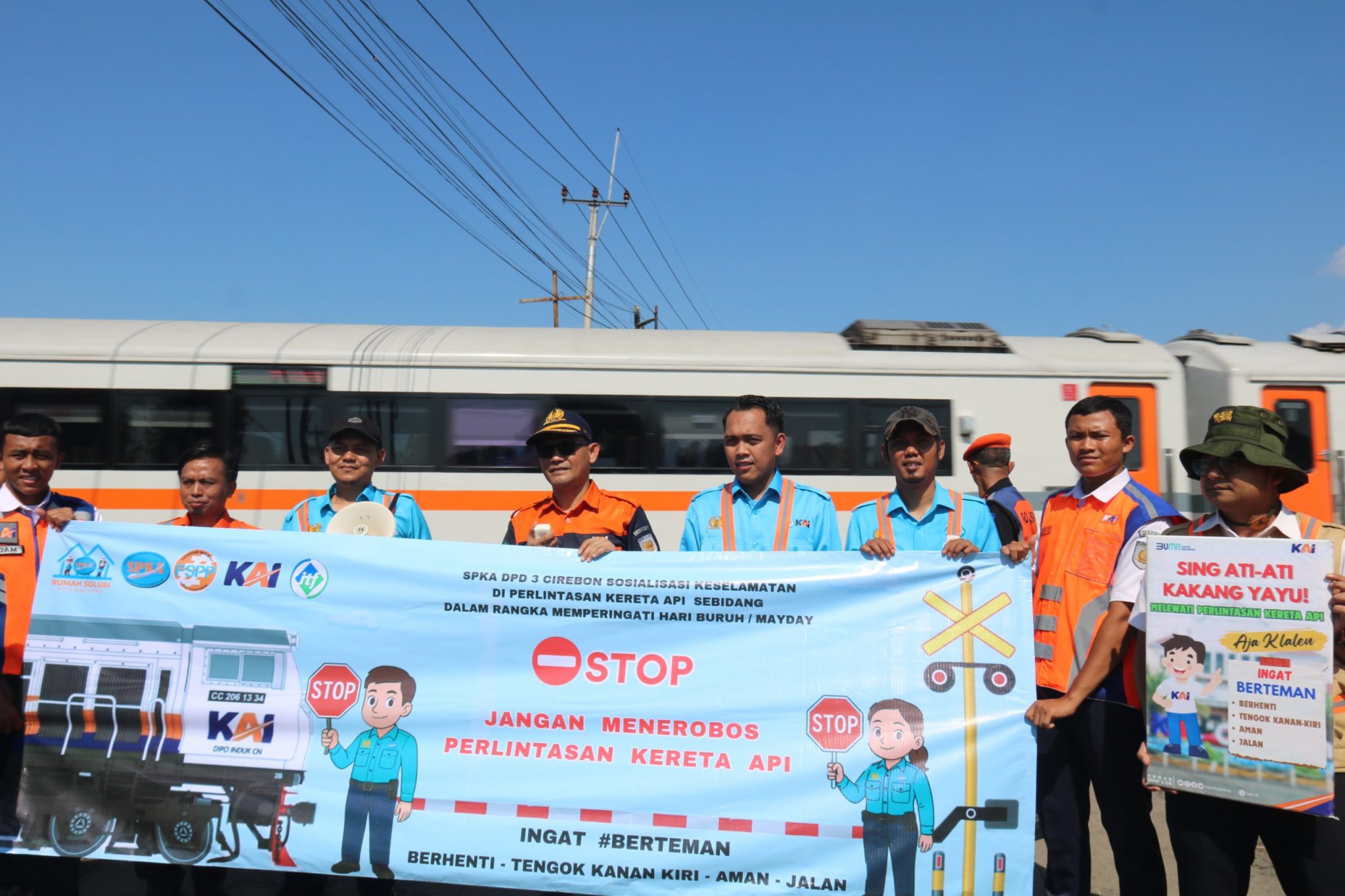KAI Daop 3 Cirebon menggelar kampanye keselamatan di 9 titik pelintasan.