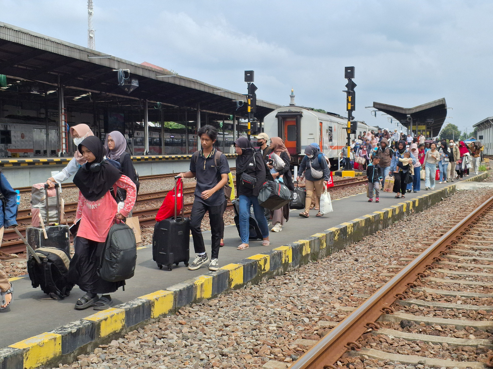 Hingga April 2025, KAI Daop 3 Cirebon Catat 600 Ribu Lebih Penumpang