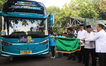 Wali Kota melepas jamaah haji Kota Cirebon.