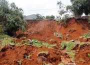 Longsor Tutup Akses Jalan Majalengka-Kuningan, Dua Pemotor Terjebak